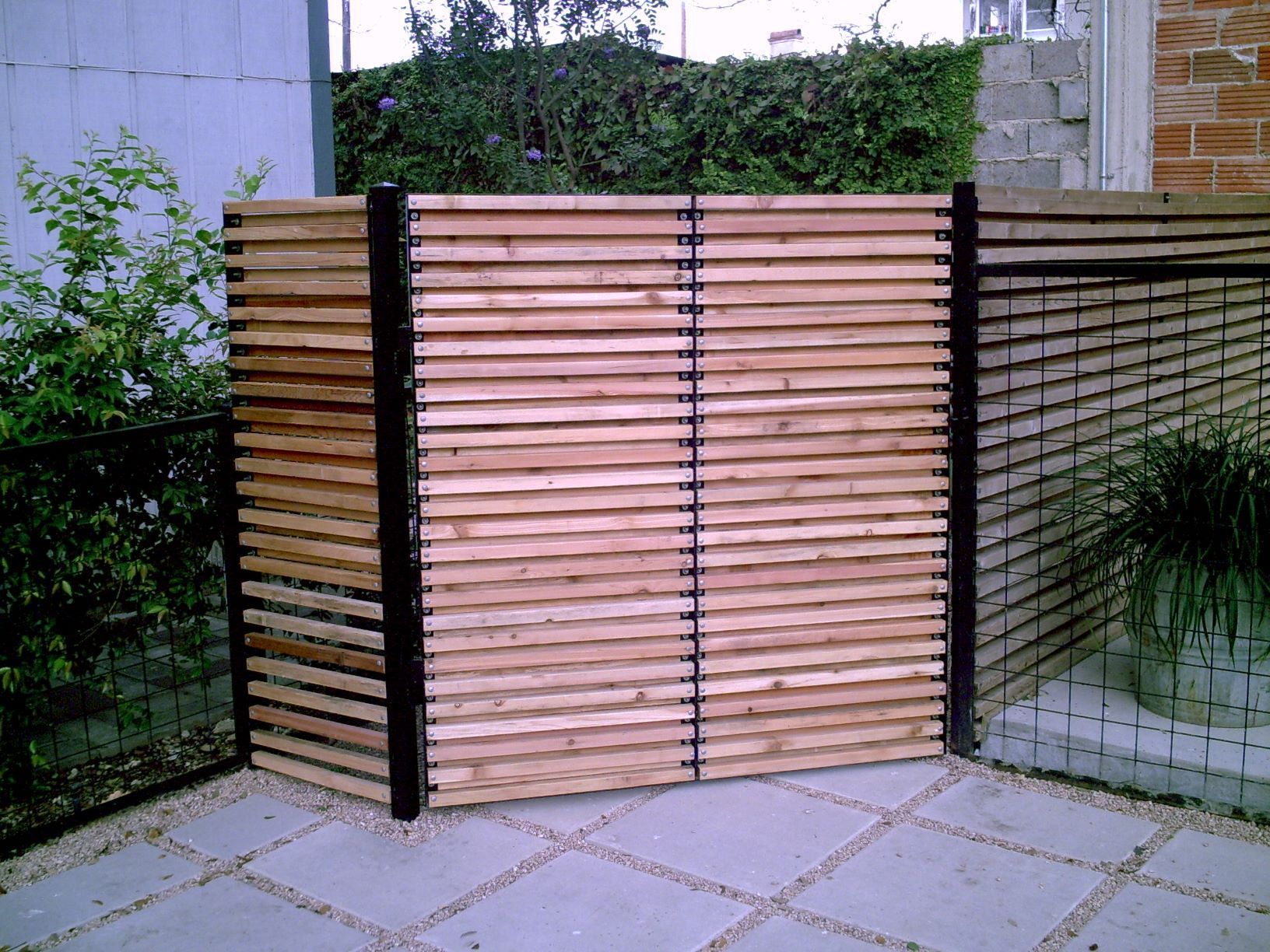 Metal trash can enclosure fence